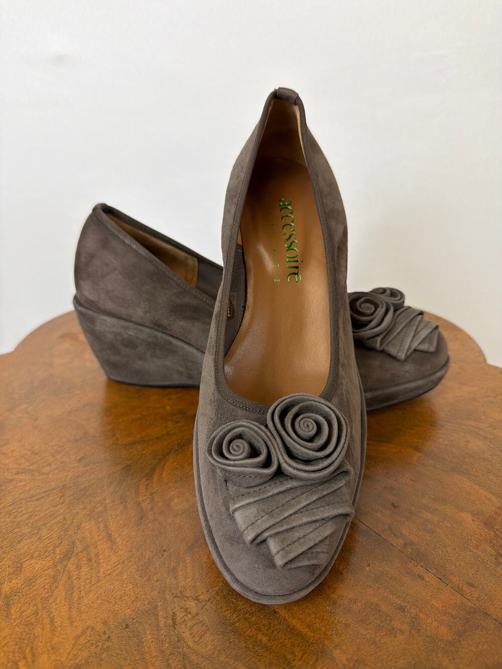 NWT Accessoire Detente Flower Heels Size 10 Portugal 2.5 Inch